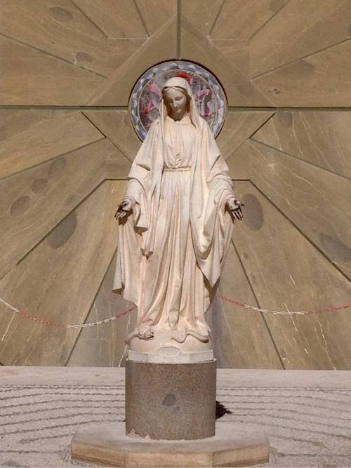 教堂庭院里的圣母玛利亚像,端庄高雅.