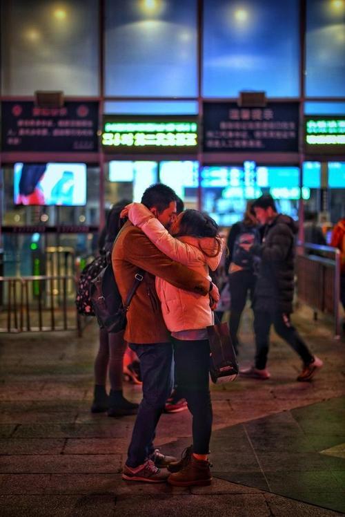 北京西站摄影师镜头下深情吻别的人群