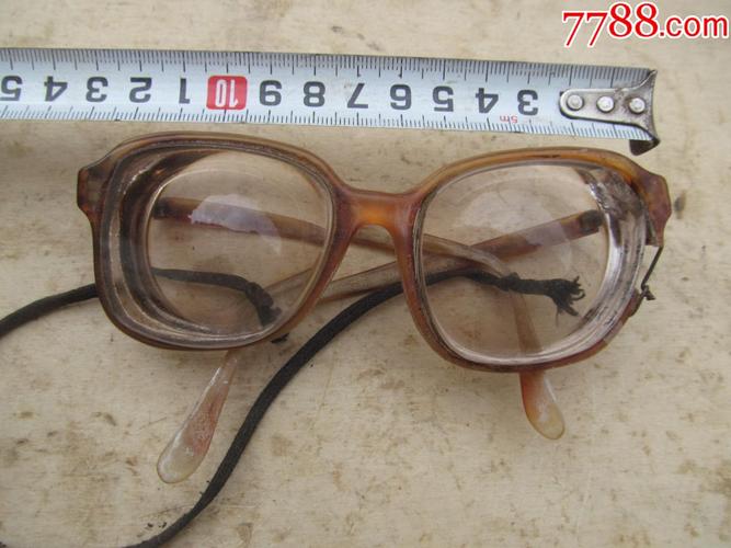 老眼镜近视镜度数很大少见品框和镜片有损图可见当道具用吧