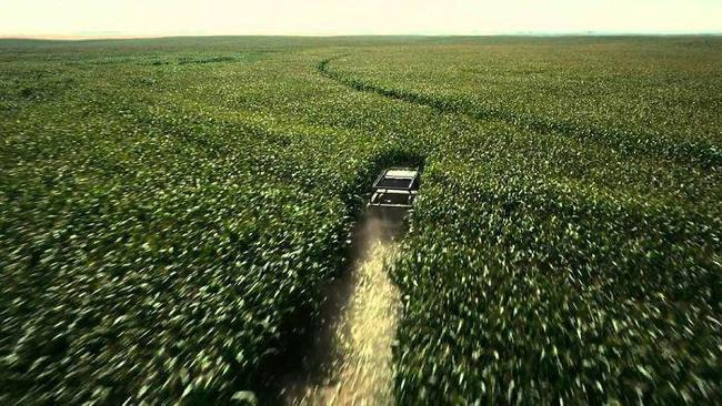 还记得《星际穿越》中,汽车穿过玉米地的场景吗?