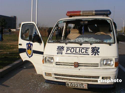 图文:山东滨州盗油贼砸警车打执法人员