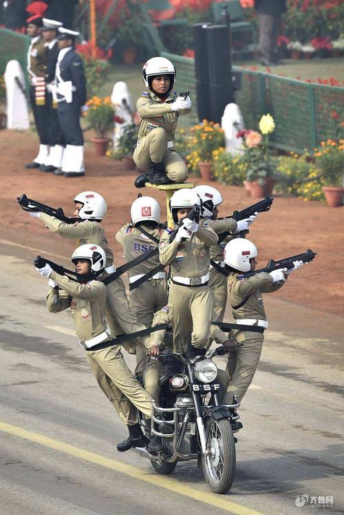 印度阅兵摩托车队再展神技