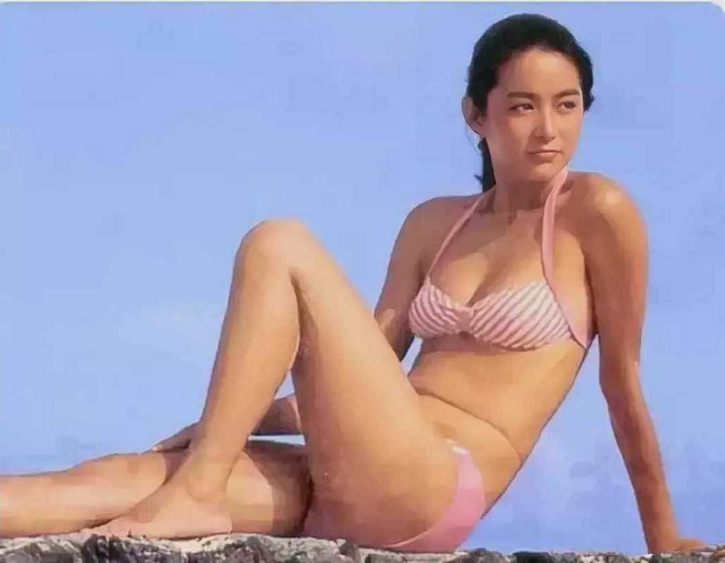 70年代,年轻时林青霞的泳装照,身材火辣小腹平坦没有一丝赘肉  #明星