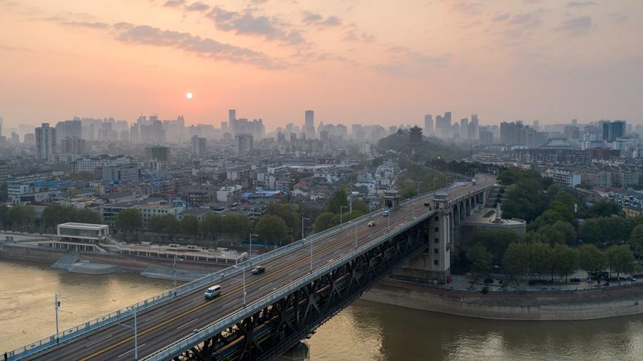 这是2020年4月8日早上的武汉长江大桥桥头.新华网 陈有军 摄