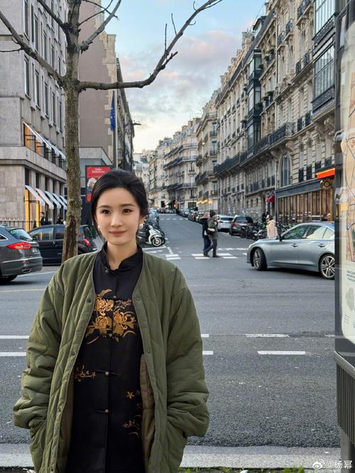 杨幂分享巴黎街拍美照,中式穿搭超有范,大秀香肩性感撩人_腾讯新闻