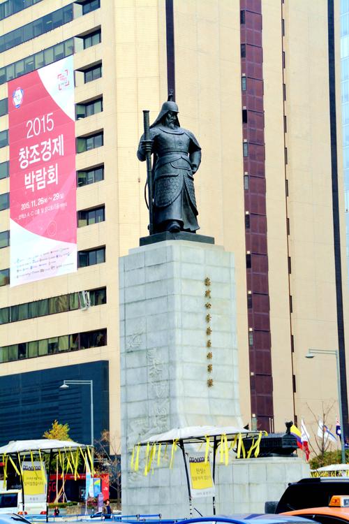 沿着獬豸广场蜿蜒的坡路一路走上来可看到李舜臣将军的铜像,其周边是