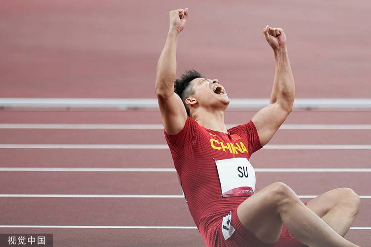 在刚刚结束的男子100米半决赛里,苏炳添在第三小组跑出9秒83排名小组