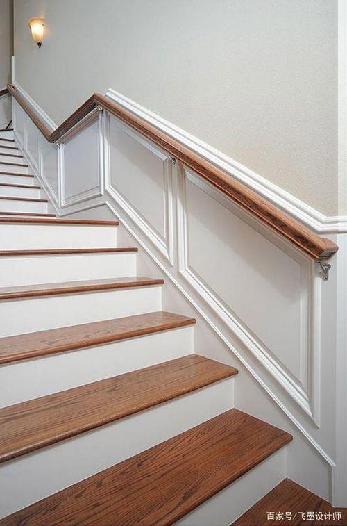 木线条运用到楼梯侧边墙上,受到楼梯倾斜造型的影响,木线条组成的四边