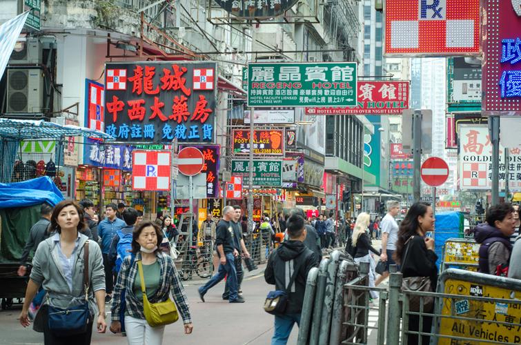 各种各样的餐饮食肆和品牌时装专卖店,是游客和香港当地人最喜欢逛街