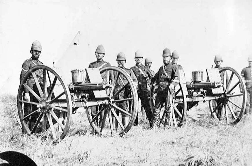 1879年祖鲁战争中英      军使用的加特林机枪