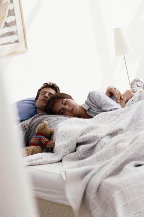 根据外国心理学家的研究,夫妻或情侣的睡姿可以反映他们的潜意识中的