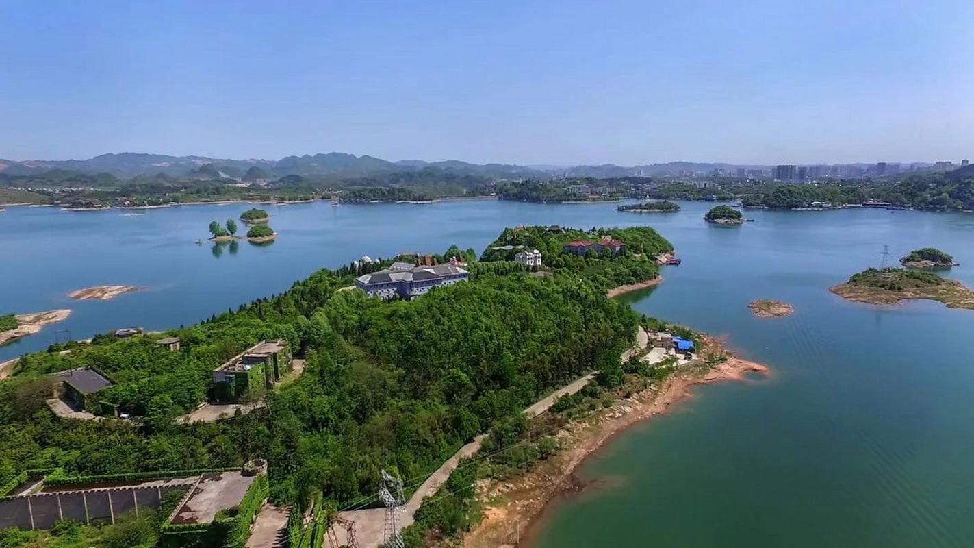 红枫湖风景名胜区位于贵州省贵阳市清镇市城区以西,距离市区32公里.