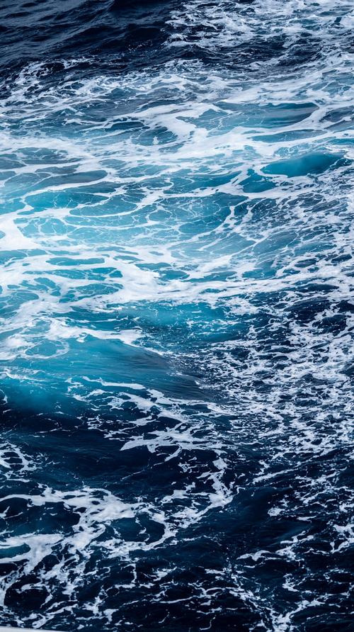 深海处深蓝色的海水