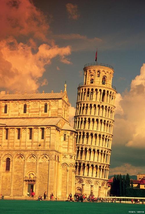 比萨斜塔,作为意大利最著名的建筑之一,以其令人惊叹的外观和令人费解
