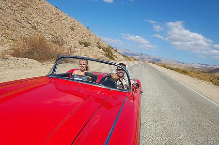 一对夫妻开着老爷车在沙漠路上轿车敞篷跑车