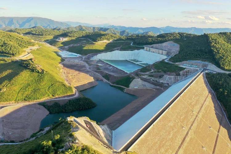 丰宁抽水蓄能电站上水库库容巨大,比十三陵抽水蓄能电站上水库的10倍