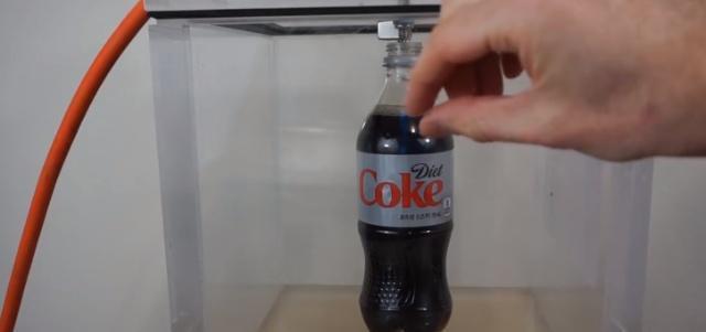 科学实验放入曼妥思的可乐在真空状态下会产生什么效果