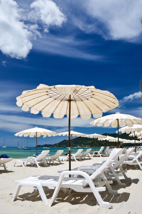 白沙滩伞