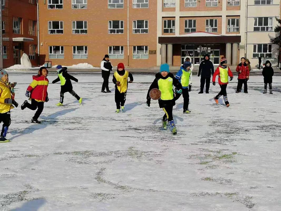 牡丹江市小学生冰雪足球赛在长安小学举行 历时两天