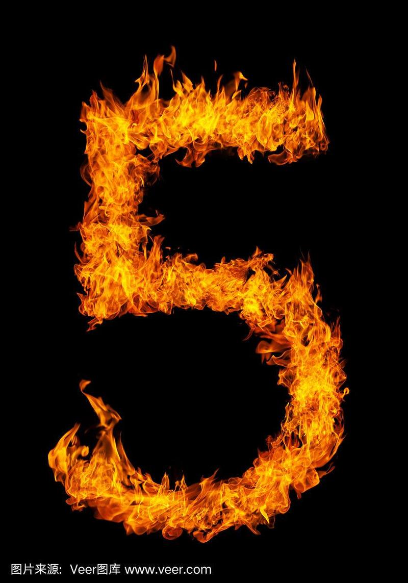 数字5字体在燃烧的火孤立在黑暗的背景为数字设计目的
