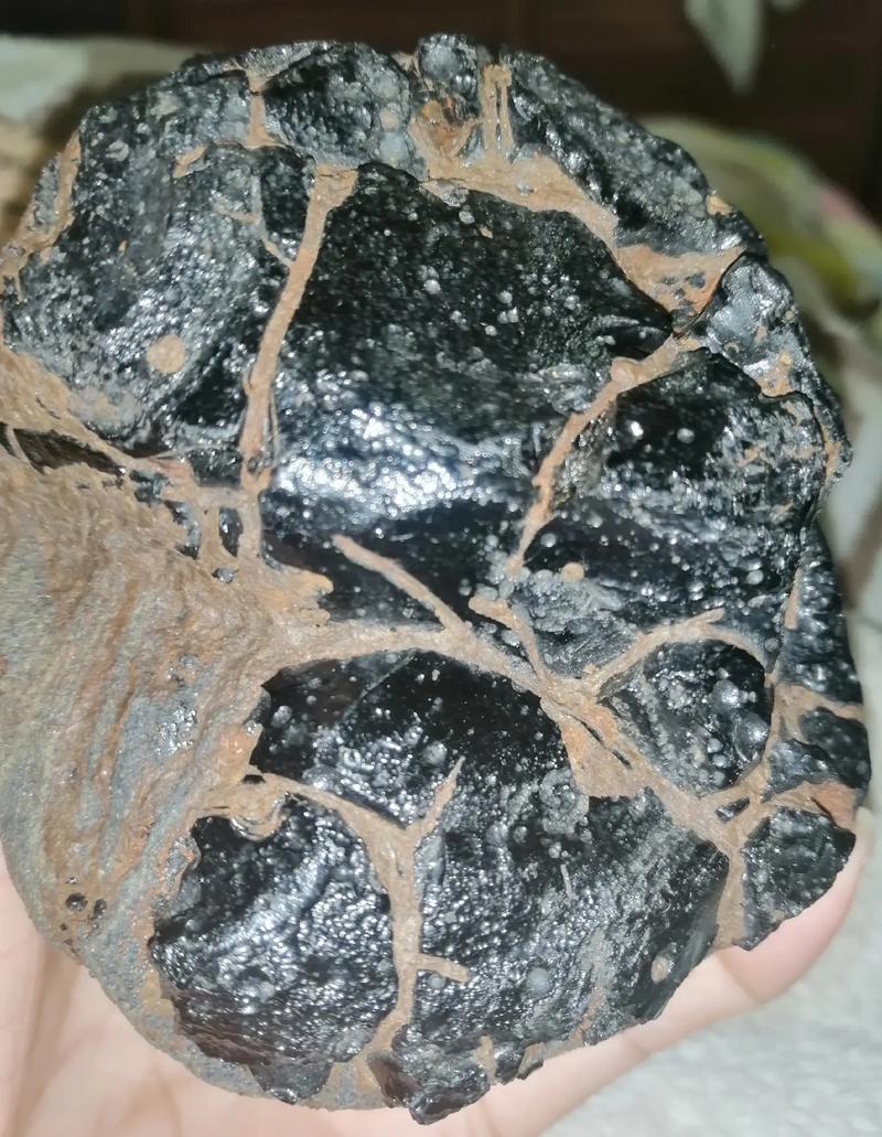 雷公墨玻璃陨石,在西方美称为西太平洋的黑珍珠.