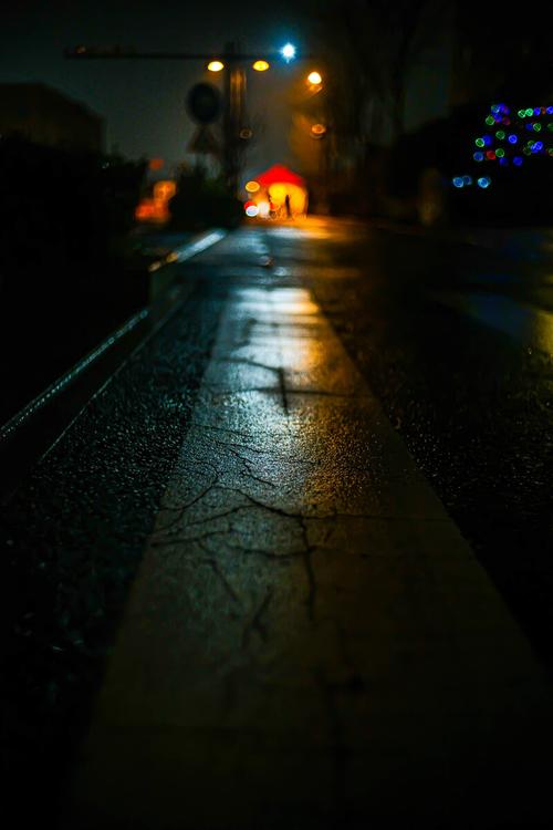 漆黑的夜,空荡的街