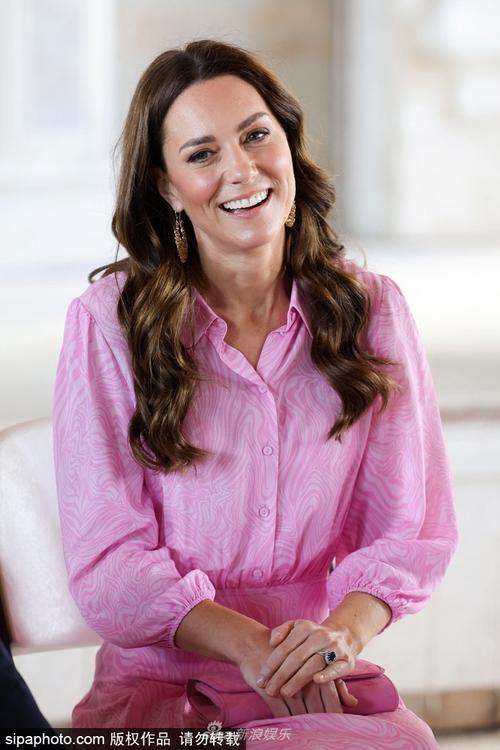 组图:凯特王妃穿一袭粉色连衣裙亮相 温柔有气质笑靥如花