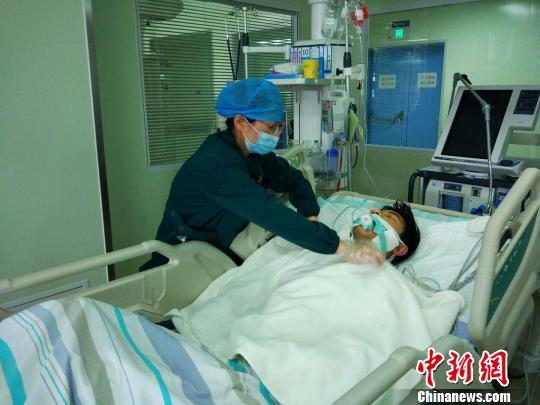 湖北宜昌:中学生遇车祸重伤昏迷 七千余人次捐款