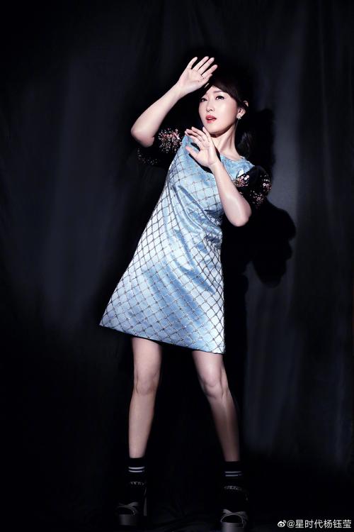 48岁杨钰莹穿浅蓝色裹身裙秀美腿 低头浅笑气质佳