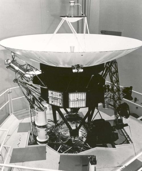  p>旅行者1号(英语:voyager 1)是由美国宇航局研制的一艘无人外太阳系