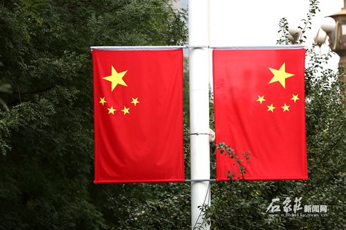 原创悬挂国旗迎国庆,石家庄街头洋溢"中国红"