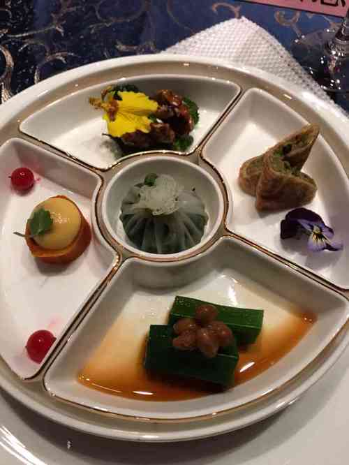 台湾人道素菜自助餐-"静安寺的招牌吧,听说双菇面最好吃,来试试.