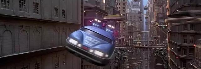 图片来源于网络 《第五元素》中漂浮在空中的飞行汽车.