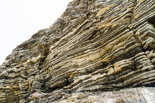 希腊克里特岛上的层状岩层褶皱