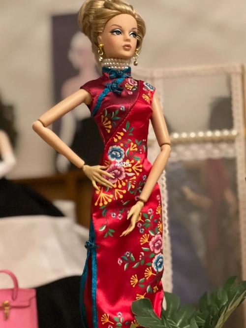 锥子脸美芝娃娃换上芭比中国公主的红旗袍头发盘起来好漂亮 内衣四号