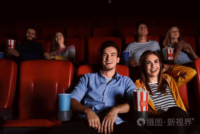 年轻人在电影院里看电影