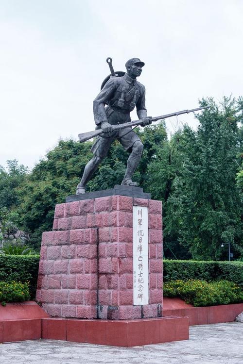 走进园内,川军抗日阵亡将士纪念碑无比醒目,雕像的战士依然坚守,守护