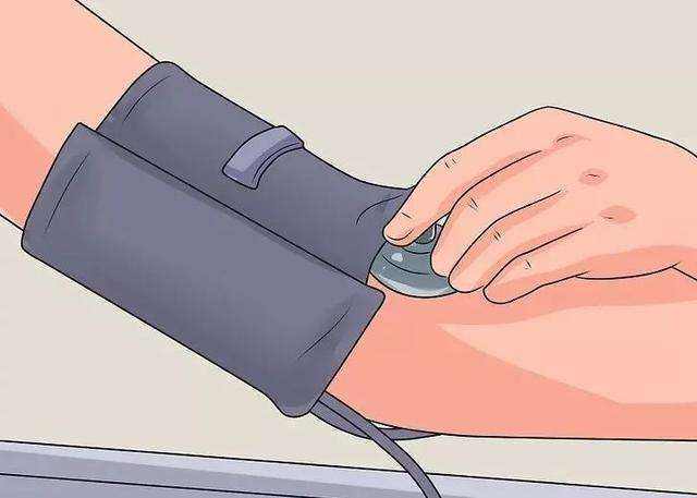 3,血压计的位置要放对臻安芯提醒:当衣袖与手臂间过紧,不能往上一捋了