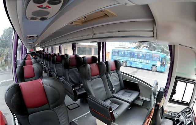 大巴车上这个观景的绝佳座位,人人争抢,在日本却不允许游客坐