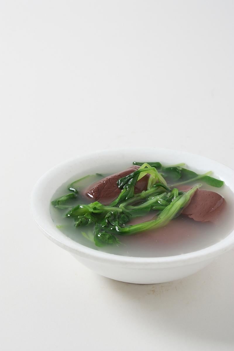 菠菜猪肝汤是一道营养丰富的温补汤品,不仅口感鲜美,还有益于身体健康