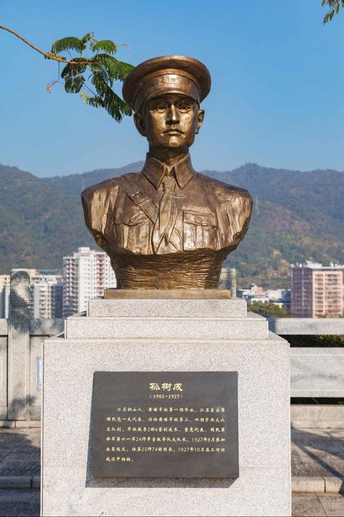 戴安澜将军的同班同学 黄埔三期优秀毕业生 三河坝战死才24岁 他是谁?