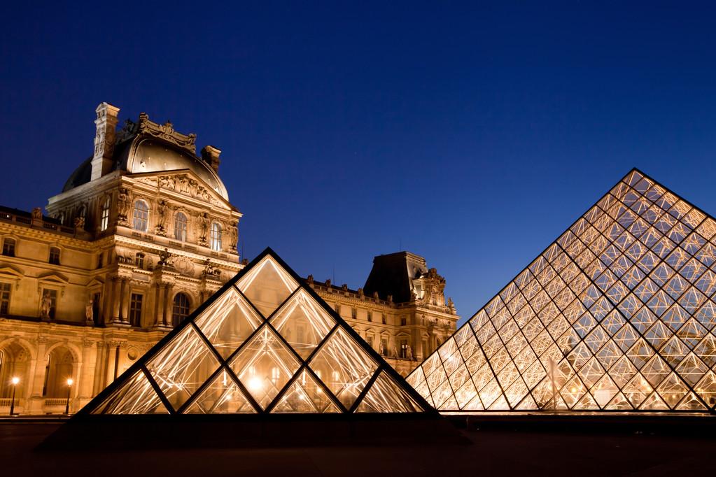 卢浮宫玻璃金字塔闪耀在黄昏时