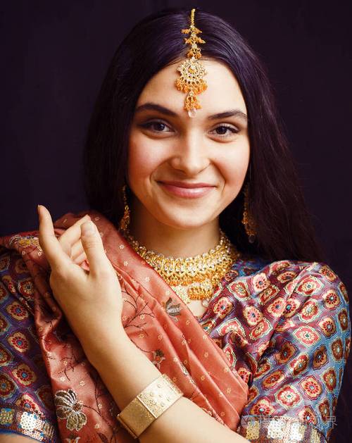 美甜真正印度女孩在纱丽微笑生活方式的人