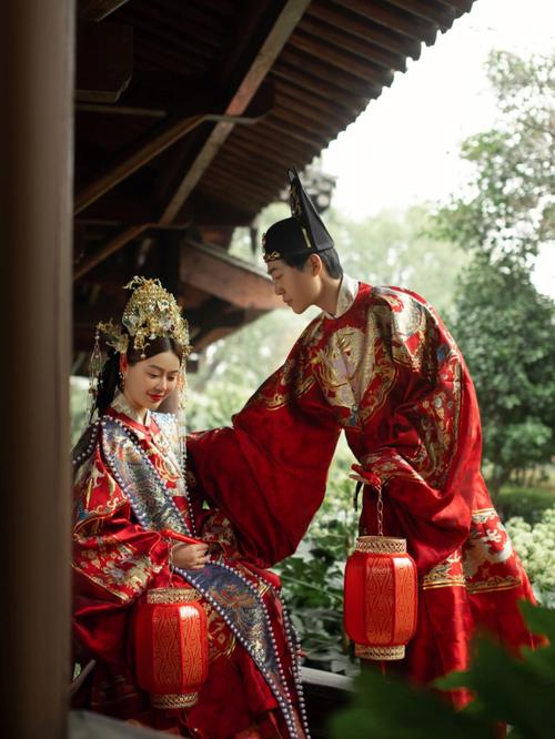 令人惊艳的中国红承载了百年的东方古韵96婚纱照与明制汉服的相遇历