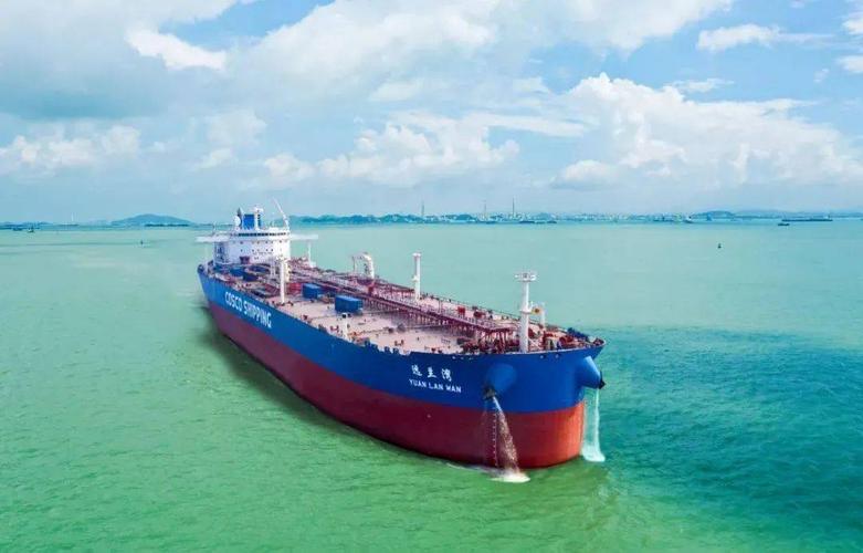 广船国际为中远海能打造的10.99万吨成品油/原油船首船命名交付!