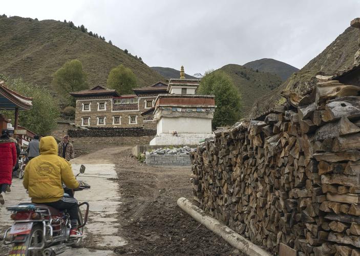 在贡嘎乡上木居村一座漂亮的藏族宅院,我们与村里一群藏族摩托车手
