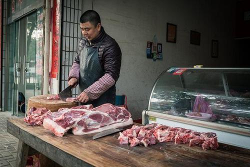 毕竟到了年关时,很多人都会购买新鲜的猪肉,为的就是能吃上更美味的