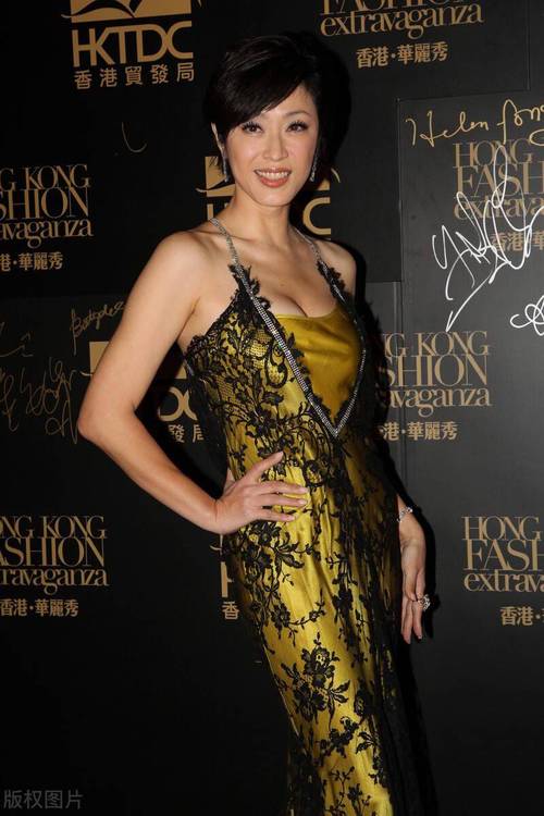 港姐冠军陈法蓉穿金色吊带裙优雅华贵一头短发更添时髦风情