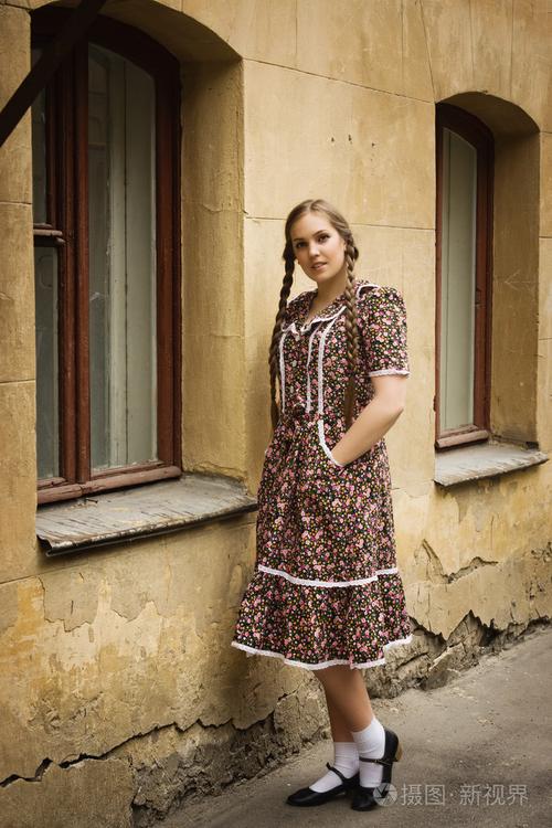 复古风格的苏联女孩是在莫斯科大街上