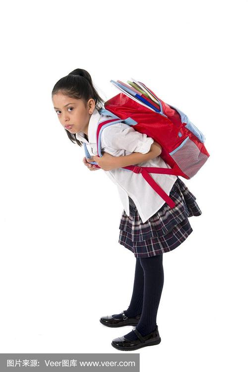 可爱的小女孩背着很重的背包或书包